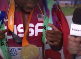 JO de Paris 2024 : Les athlètes demandent à Nelson Monfort d’arrêter de toucher leurs médailles news-06082024-183447