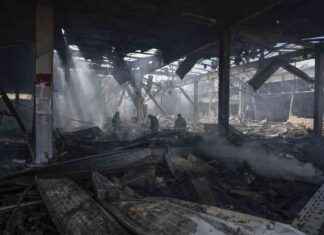 Décès de dix personnes suite à une attaque russe sur un supermarché en Ukraine news-09082024-153943