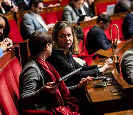 Motion de censure du gouvernement Barnier: LFI et RN veulent faire tomber le gouvernement motion-de-censure-du-gouvernement-barnier-lf-et-rn-veulent-faire-tomber-le-gouvernement