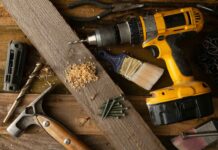 Outils et bricolage : grelinette, visseuse, multiprise, panneau pocket et poteaux carrés pour la maison Outils et bricolage : grelinette, visseuse, multiprise, panneau pocket et poteaux carrés pour la maison