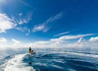 Sport extrême : jet ski, ballon de basket, skieur, hip thrust, manette PS5 30 ans – activités & gaming tendance Sport extrême : jet ski, ballon de basket, skieur, hip thrust, manette PS5 30 ans – activités & gaming tendance