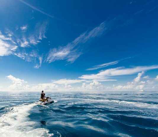 Sport extrême : jet ski, ballon de basket, skieur, hip thrust, manette PS5 30 ans – activités & gaming tendance Sport extrême : jet ski, ballon de basket, skieur, hip thrust, manette PS5 30 ans – activités & gaming tendance