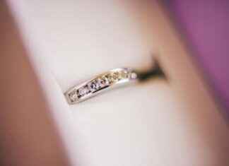 Tous les secrets de la maroquinerie : sac Jacquemus, Valentino, stylo Mont Blanc, foulard, mug et montre Rolex Tous les secrets de la maroquinerie : sac Jacquemus, Valentino, stylo Mont Blanc, foulard, mug et montre Rolex